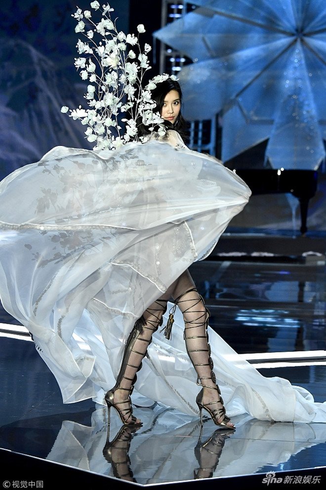 Kho khan cho sieu mau Trung Quoc nga o show Victoria's Secret hinh anh 4