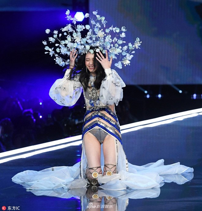 Kho khan cho sieu mau Trung Quoc nga o show Victoria's Secret hinh anh 3