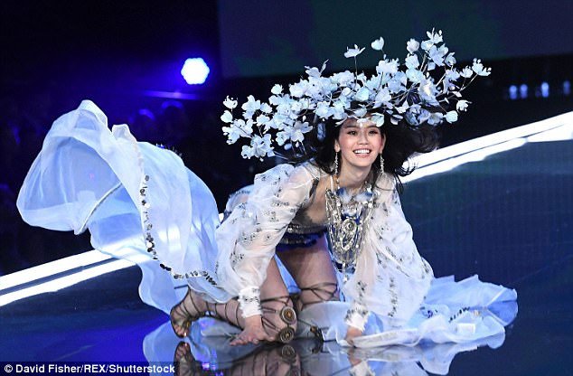 Nhung tai nan 'nho doi' cua cac sieu mau noi y Victoria's Secret hinh anh 1
