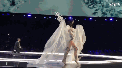 Nhung tai nan 'nho doi' cua cac sieu mau noi y Victoria's Secret hinh anh 3
