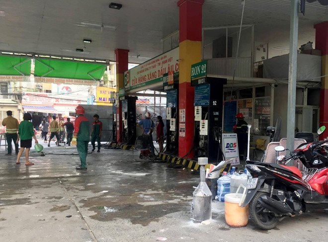 Cay xang o Sai Gon boc khoi ngun ngut, ca khu pho hot hoang hinh anh 3