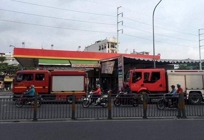 Cay xang o Sai Gon boc khoi ngun ngut, ca khu pho hot hoang hinh anh 2