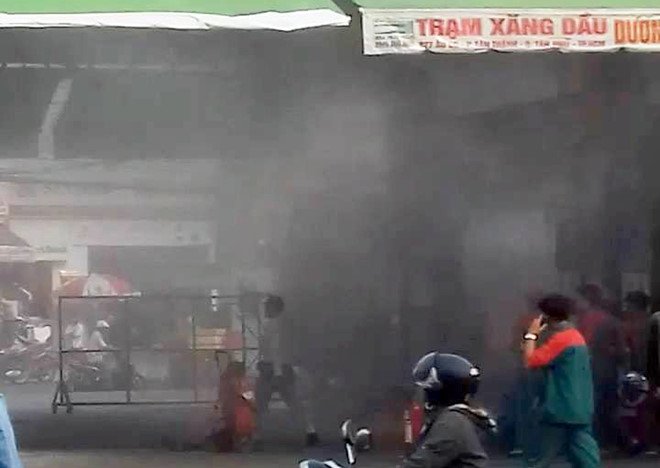 Cay xang o Sai Gon boc khoi ngun ngut, ca khu pho hot hoang hinh anh 1