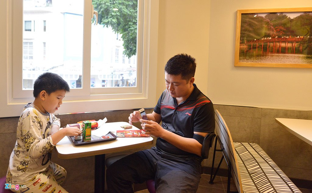 Khach thu do to mo ngay McDonald's mo cua hang dau tien tai Ha Noi hinh anh 11