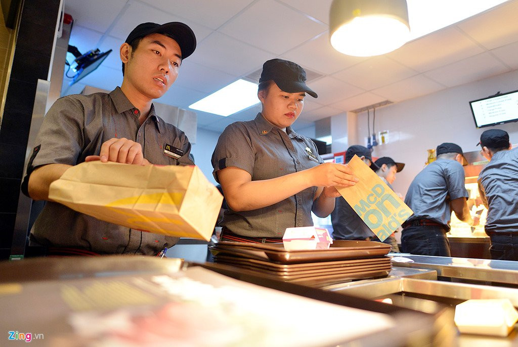 Khach thu do to mo ngay McDonald's mo cua hang dau tien tai Ha Noi hinh anh 12