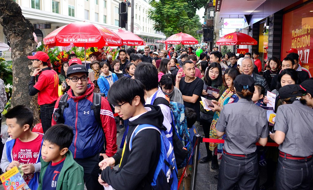 Khach thu do to mo ngay McDonald's mo cua hang dau tien tai Ha Noi hinh anh 3