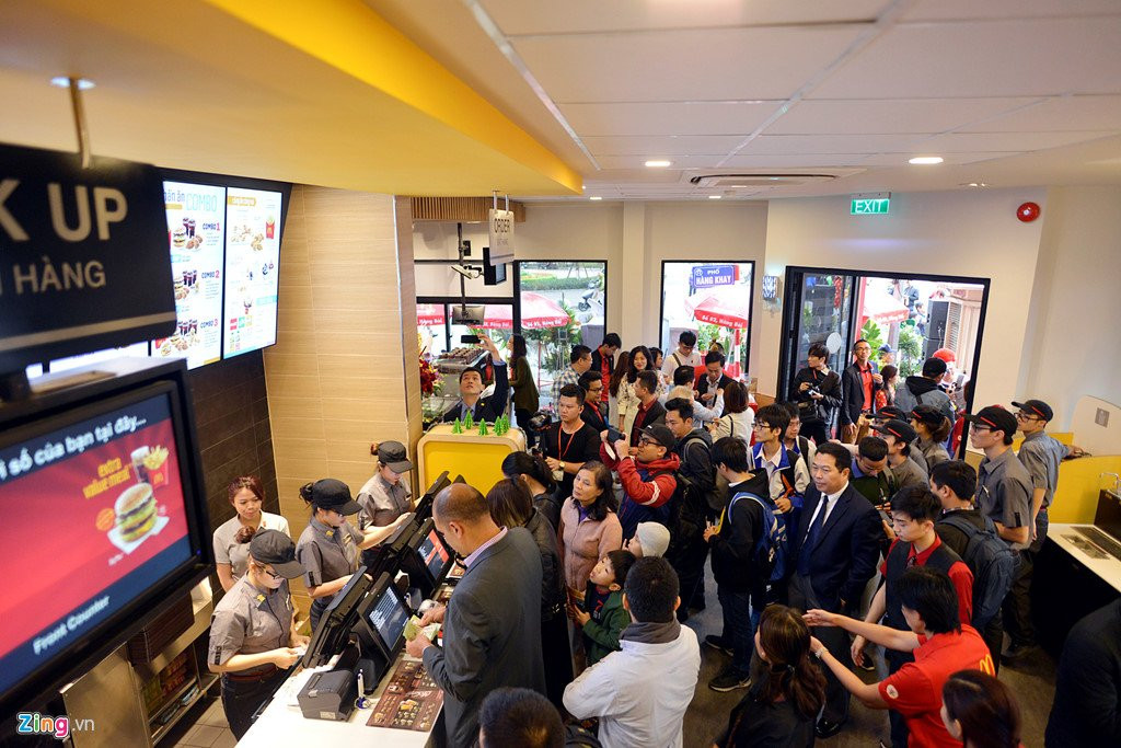 Khach thu do to mo ngay McDonald's mo cua hang dau tien tai Ha Noi hinh anh 7