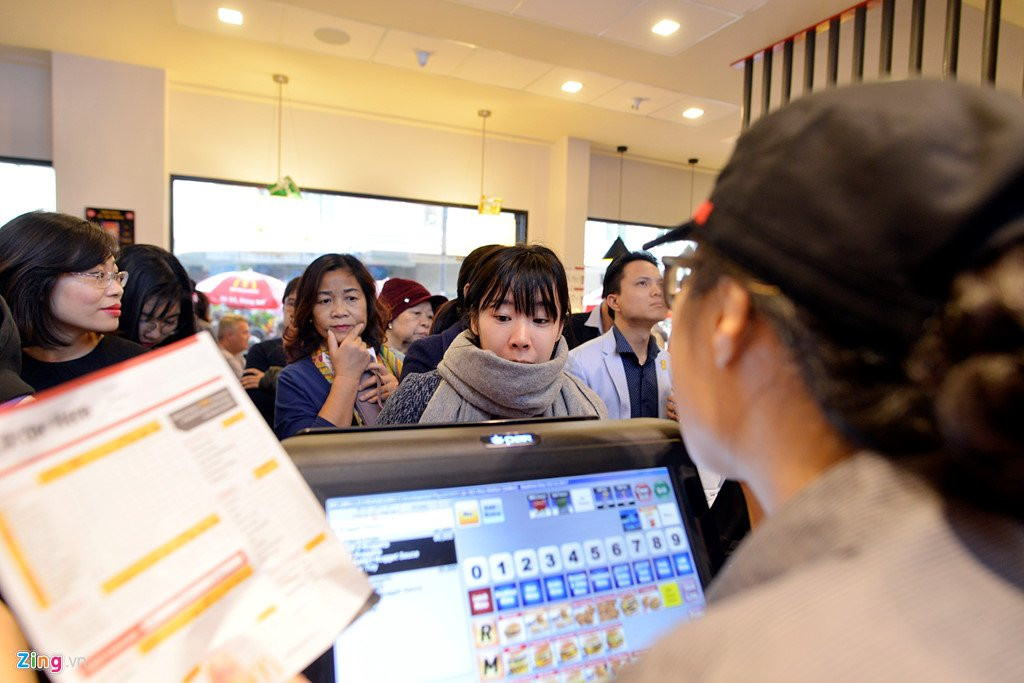 Khach thu do to mo ngay McDonald's mo cua hang dau tien tai Ha Noi hinh anh 9