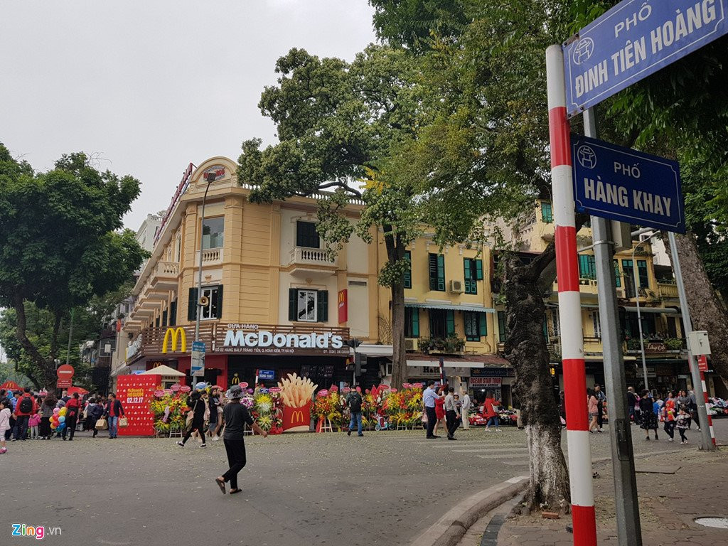 Khach thu do to mo ngay McDonald's mo cua hang dau tien tai Ha Noi hinh anh 1
