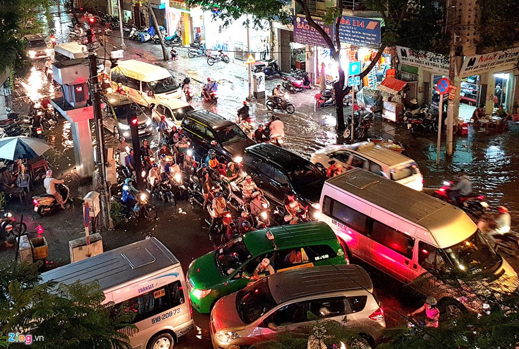 Xe co chet may, nga nhao khi trieu cuong gay ngap trung tam Sai Gon hinh anh 15