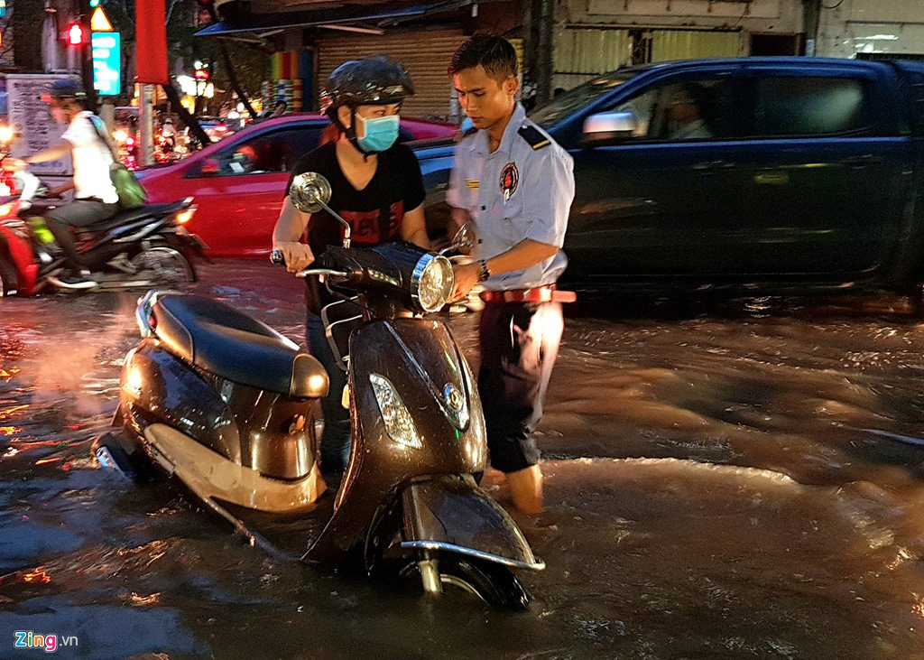 Xe co chet may, nga nhao khi trieu cuong gay ngap trung tam Sai Gon hinh anh 14