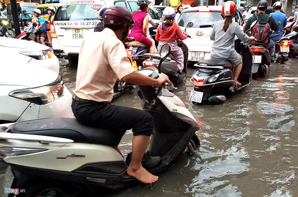 Xe co chet may, nga nhao khi trieu cuong gay ngap trung tam Sai Gon hinh anh 9