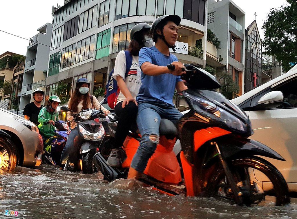 Xe co chet may, nga nhao khi trieu cuong gay ngap trung tam Sai Gon hinh anh 13