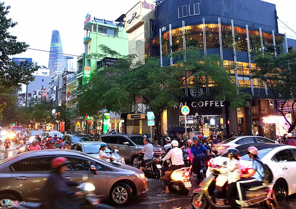 Xe co chet may, nga nhao khi trieu cuong gay ngap trung tam Sai Gon hinh anh 12