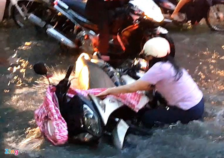 Xe co chet may, nga nhao khi trieu cuong gay ngap trung tam Sai Gon hinh anh 10