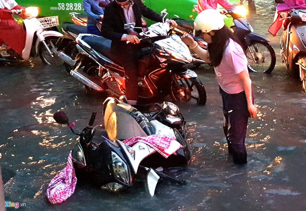 Xe co chet may, nga nhao khi trieu cuong gay ngap trung tam Sai Gon hinh anh 11