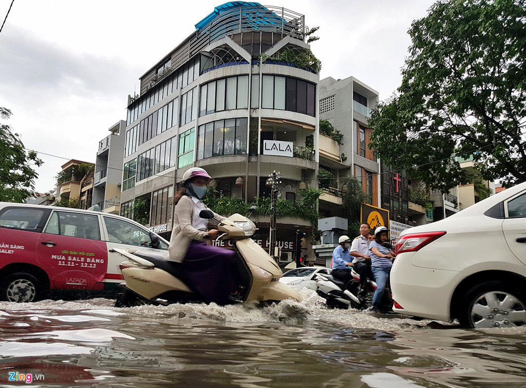 Xe co chet may, nga nhao khi trieu cuong gay ngap trung tam Sai Gon hinh anh 1