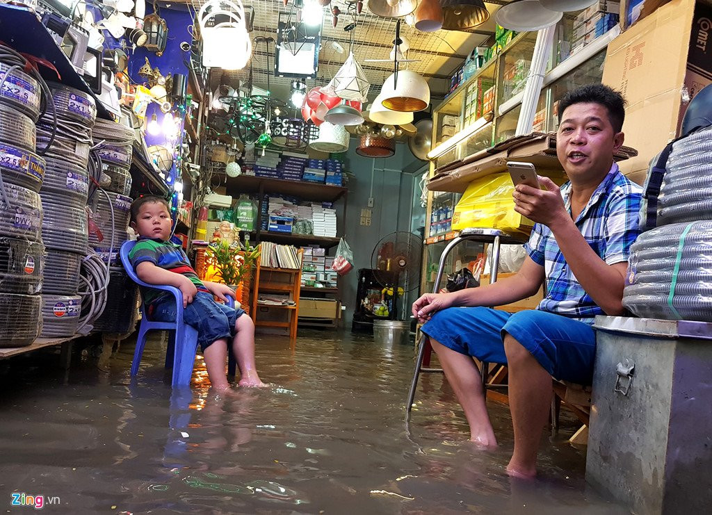 Xe co chet may, nga nhao khi trieu cuong gay ngap trung tam Sai Gon hinh anh 4