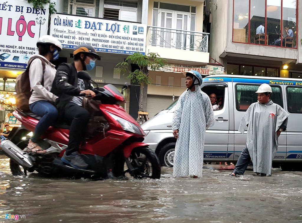 Xe co chet may, nga nhao khi trieu cuong gay ngap trung tam Sai Gon hinh anh 8