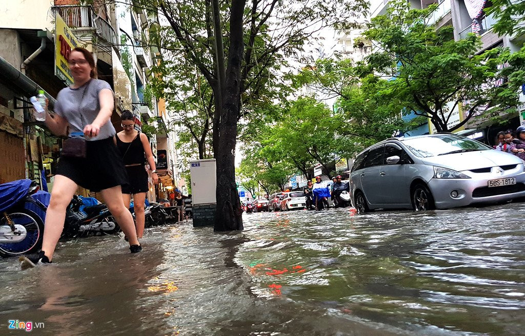 Xe co chet may, nga nhao khi trieu cuong gay ngap trung tam Sai Gon hinh anh 3