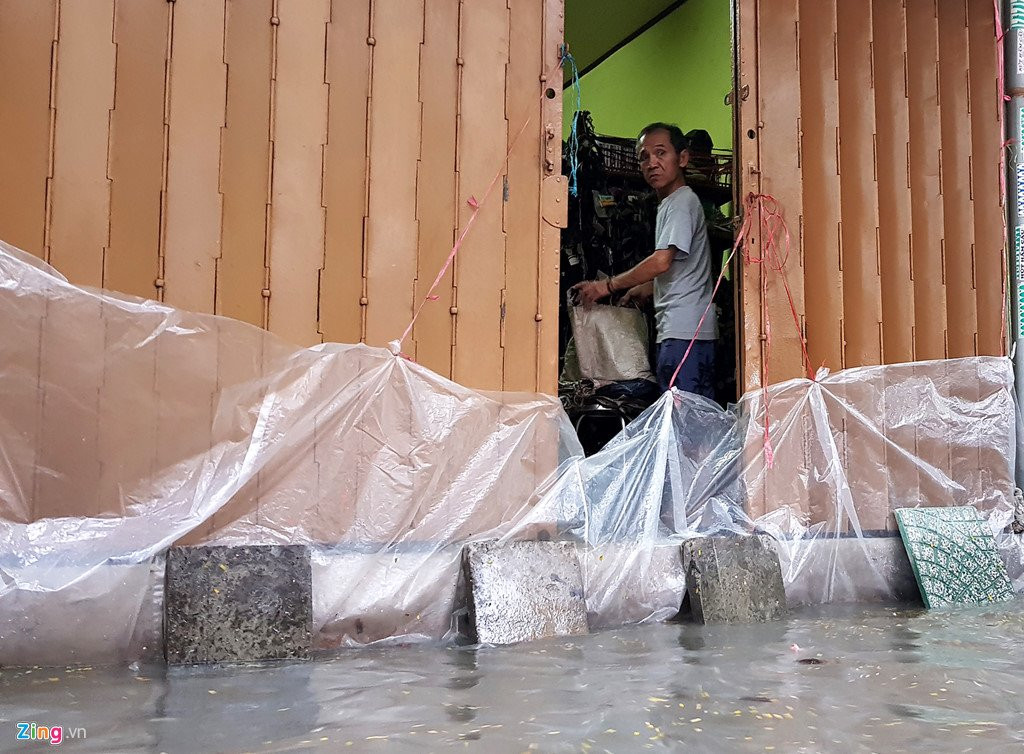 Xe co chet may, nga nhao khi trieu cuong gay ngap trung tam Sai Gon hinh anh 7