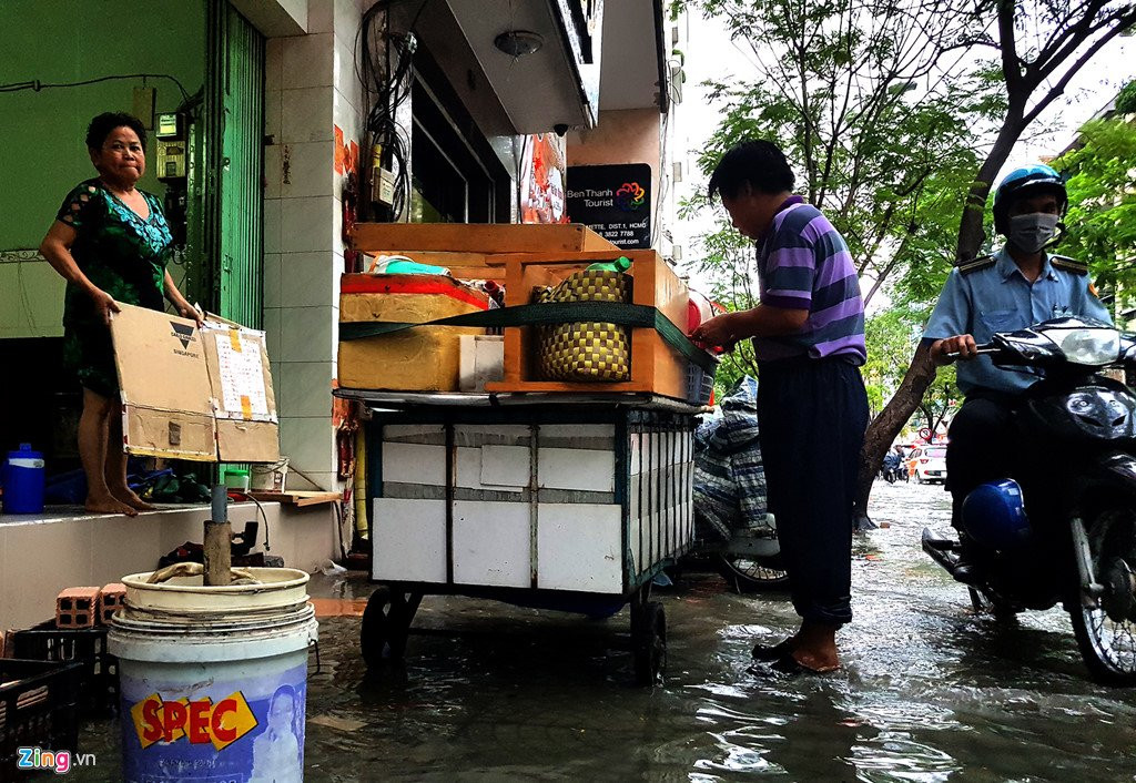 Xe co chet may, nga nhao khi trieu cuong gay ngap trung tam Sai Gon hinh anh 6