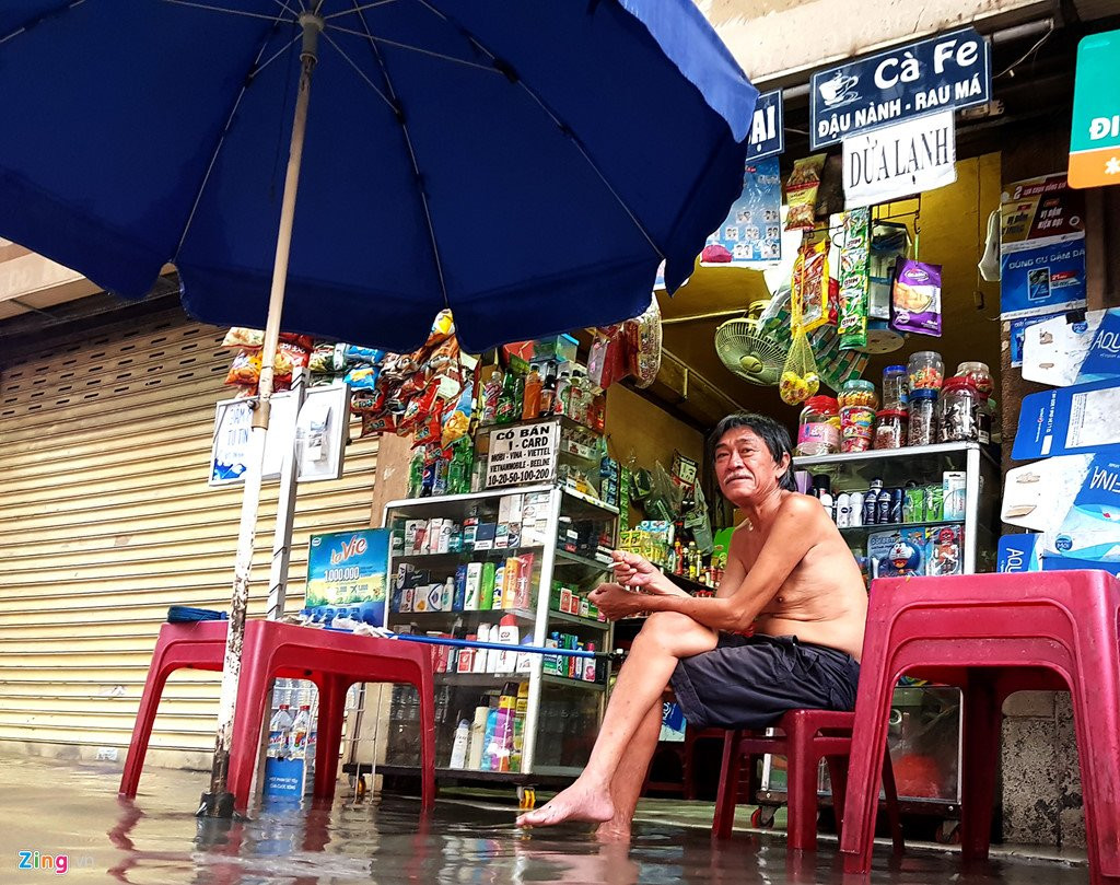 Xe co chet may, nga nhao khi trieu cuong gay ngap trung tam Sai Gon hinh anh 5