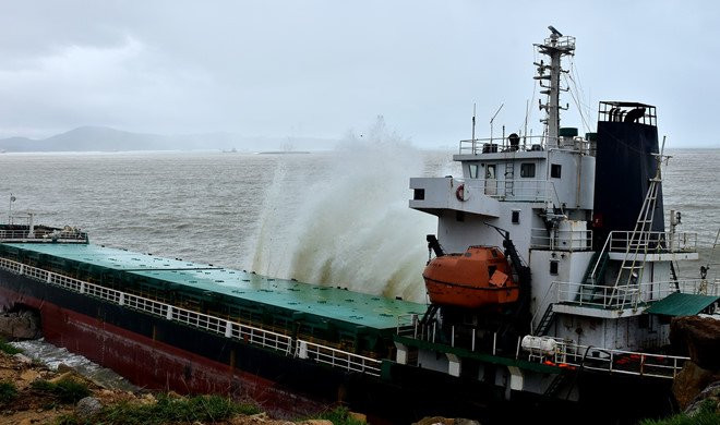 Pho thu tuong yeu cau khan cap truc vot tau chim o vung bien Quy Nhon hinh anh 2