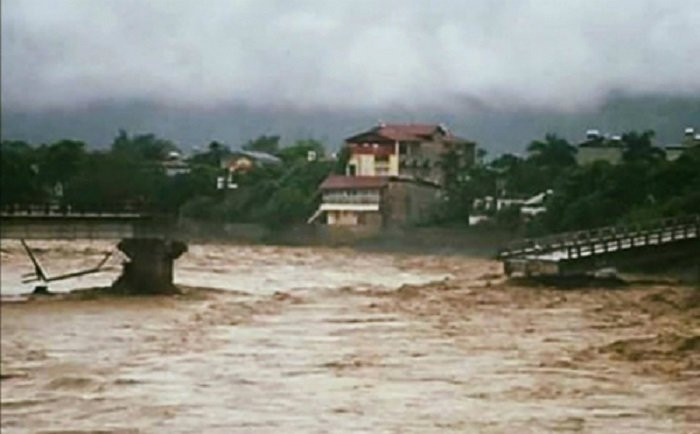 nuoc-lu-manh-lam-sap-cau-o-yen-1615-7625-1513598570