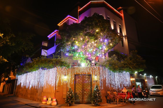 biet-thu-cua-dam-vinh-hung-lung-linh-sau-trang-tri-noel
