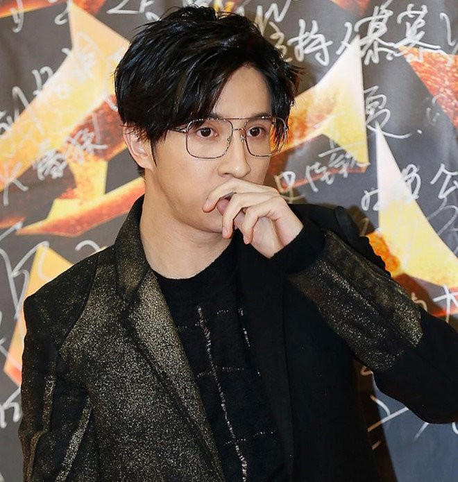 Tai tu Trung Quoc kho chiu khi bi MC nu cuong hon tren tham do hinh anh 3