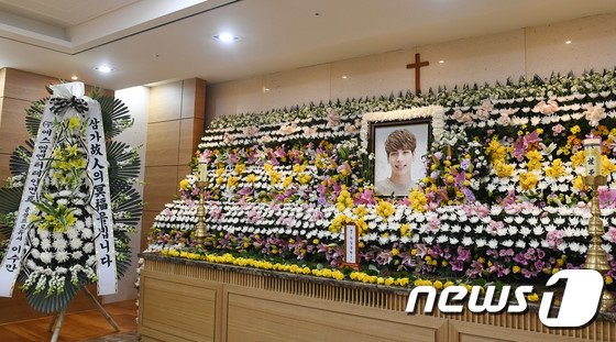 Nguoi ham mo xep hang vao vieng Jong Hyun (SHINee) hinh anh 2
