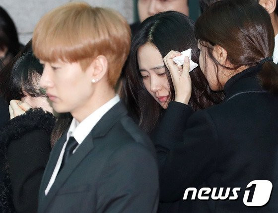 Le dua tang Jong Hyun (SHINee): Chi gai, sao Kpop khoc can nuoc mat hinh anh 6