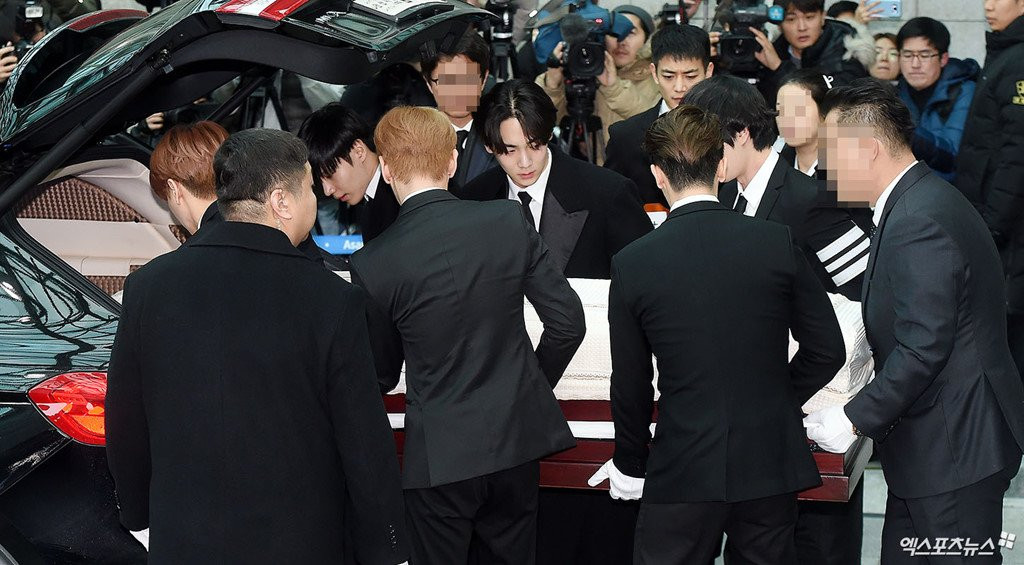 Le dua tang Jong Hyun (SHINee): Chi gai, sao Kpop khoc can nuoc mat hinh anh 5