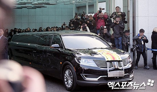 Le dua tang Jong Hyun (SHINee): Chi gai, sao Kpop khoc can nuoc mat hinh anh 18