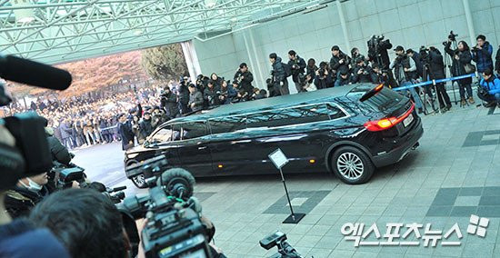 Le dua tang Jong Hyun (SHINee): Chi gai, sao Kpop khoc can nuoc mat hinh anh 19