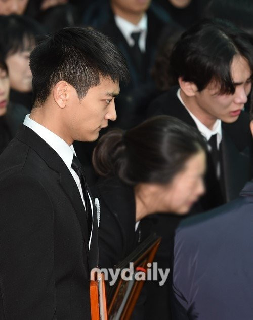 Le dua tang Jong Hyun (SHINee): Chi gai, sao Kpop khoc can nuoc mat hinh anh 10