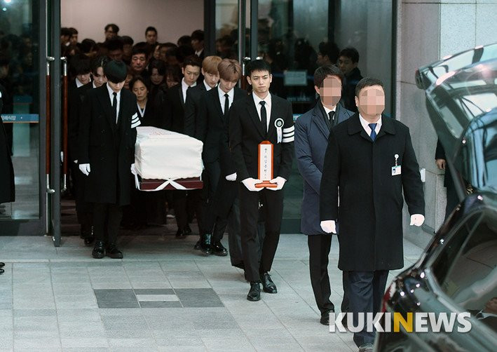 Le dua tang Jong Hyun (SHINee): Chi gai, sao Kpop khoc can nuoc mat hinh anh 4