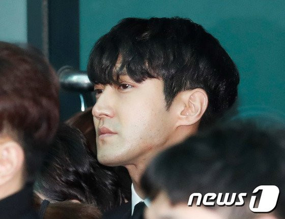 Le dua tang Jong Hyun (SHINee): Chi gai, sao Kpop khoc can nuoc mat hinh anh 15