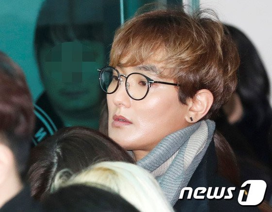 Le dua tang Jong Hyun (SHINee): Chi gai, sao Kpop khoc can nuoc mat hinh anh 17