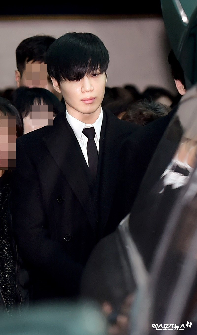 Le dua tang Jong Hyun (SHINee): Chi gai, sao Kpop khoc can nuoc mat hinh anh 16