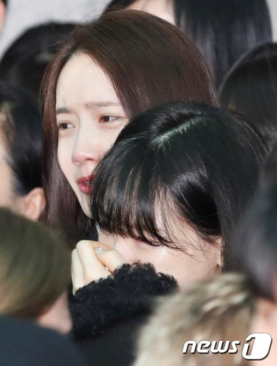 Le dua tang Jong Hyun (SHINee): Chi gai, sao Kpop khoc can nuoc mat hinh anh 8