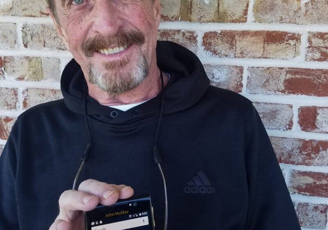 Smartphone sieu an toan cua ong chu McAfee bi hack hinh anh 1