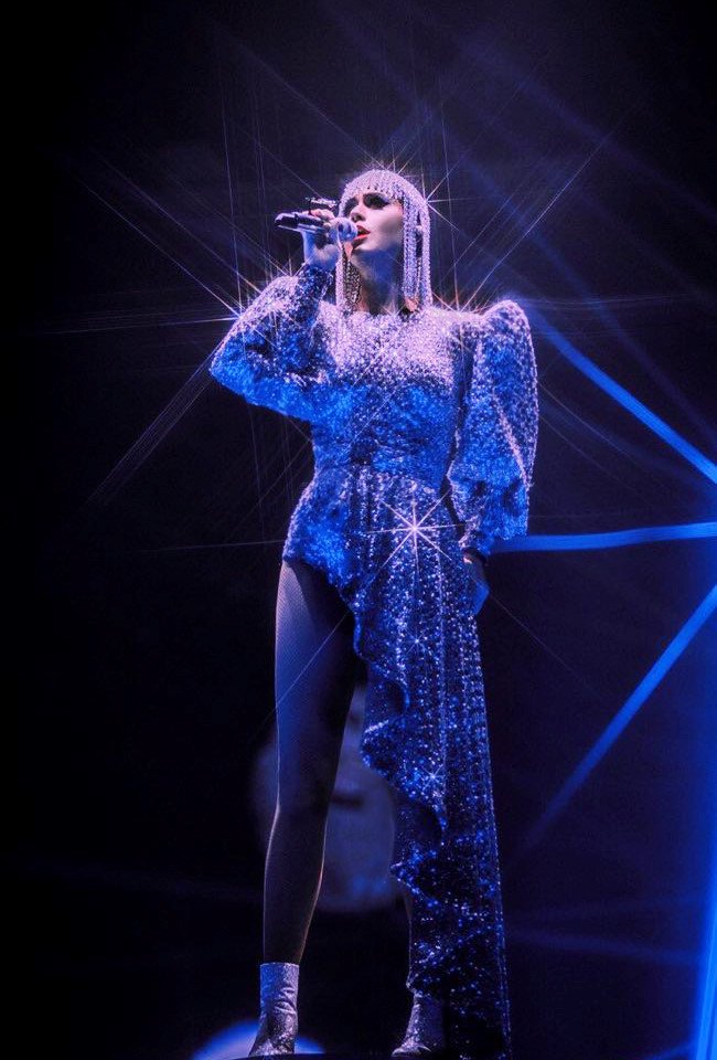 Ca si Gwen Stefani dien trang phuc cua NTK Cong Tri hinh anh 2