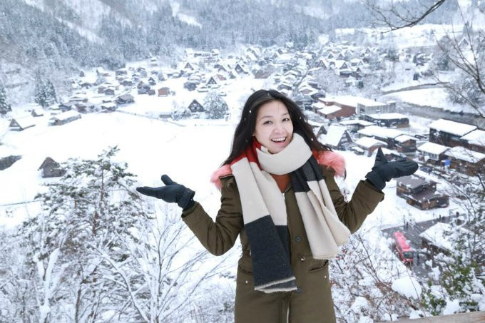 Sau đó, người đẹp tiếp tục di chuyển tới làng Shikarawa - ngôi làng còn có tên tuổi hơn Ainokura Gassho - với những mái nhà có độ dốc lớn, được ví như đôi bàn tay đang chắp lại để cầu nguyện. Làng Shikarawa được UNESCO công nhận là Di sản thế giới, ngày nay vẫn giữ được nếp sống bình dị, yên tĩnh của miền đồng quê Nhật Bản.