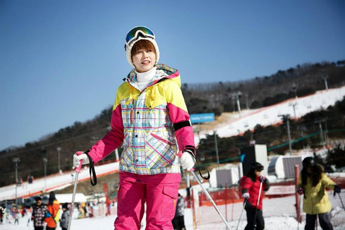 Đây cũng là lần đầu tiên An Nguy đi trượt tuyết ở Hàn Quốc với thời tiết âm 8 độ C. Cô đặt tour qua mạng và di chuyển từ Seoul bằng xe bus, sau khi đến nơi được hướng dẫn và trang bị thiết bị cần thiết. Tới nơi mình đến quầy lấy giày và ván trượt rồi theo hướng dẫn viên ra khu trượt, mỗi người sẽ hướng dẫn một nhóm khoảng 10 người trong một tiếng để mọi người quen dần. Nếu chịu khó là trong hôm đó mọi người đã có thể đi lại được chút chút rồi. Thích lắm. Khu trượt tuyết thì ngoài trượt tuyết ra còn có một quần thể khu ăn uống với chơi game trong nhà nữa nên khi mệt bạn có thể ra đó chơi. Tới 17h, mình lên xe đi lại về Seoul kèm theo một núi ảnh đẹp dã man, người đẹp chia sẻ.