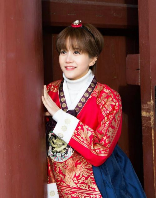 Cô nàng cá tính An Nguy chia sẻ kinh nghiệm đón năm mới ở Hàn Quốc đúng vào đợt thời tiết lạnh nhất. Lần đầu tiên đi Hàn, chắc chắn ai cũng muốn được thử mặc trang phục hanbok xinh xắn. Hôm đó trời lạnh âm 10 độ, lạnh kinh khủng nên nếu bạn nào có ý định đi Hàn vào thời điểm này giống mình nên chuẩn bị quần áo thật ấm, miếng giữ nhiệt bán ở hầu hết các cửa hàng tiện lợi của Hàn nên không có khó khăn gì trong việc tìm kiếm. Chịu khó một chút và các bạn sẽ có một bộ ảnh sống ảo xinh lắm, An Nguy cho biết