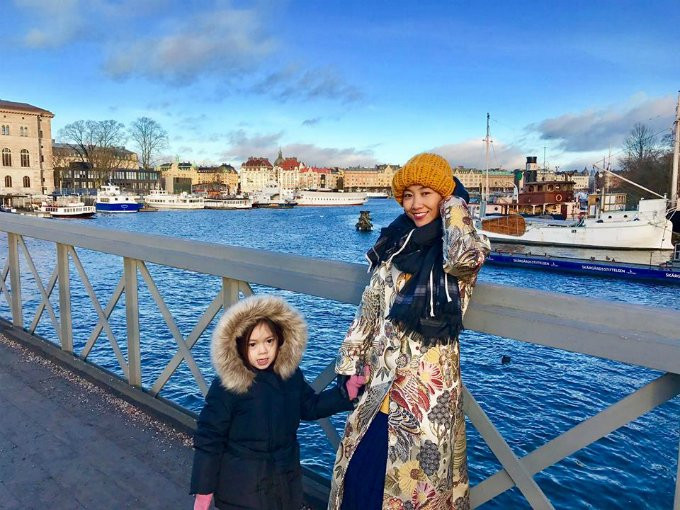 Năm nào cứ đến dịp Noel và năm mới, gia đình Đoan Trang lại đưa con gái Sol về quê nội ở Thụy Điển. Lần này, ông xã cho con gái trải nghiệm sống trên con tàu cổ có từ thế kỷ 19 AF Chapman nổi tiếng của Thuỵ Điển, nằm trên đảo Skeppsholmen ngay trung tâm thành phố Stockholm. Lâu đài của hoàng gia Thuỵ Điển nằm bên kia cầu, cách đó không xa..