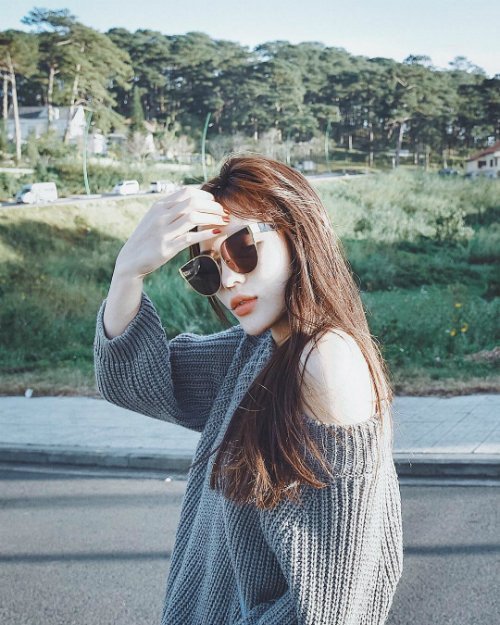 Thay vì ra nước ngoài nghỉ dưỡng, hoa hậu Kỳ Duyên lại tận dụng những ngày nghỉ ngắn ngủi để lên Đà Lạt cảm nhận không khí se lạnh nắng ấm. Người đẹp khoe ảnh đi dạo ở quảng trường thành phố