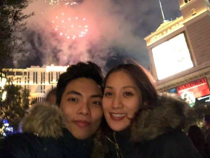 Năm nay, vợ chồng Khánh Thi - Phan Hiển tới Mỹ từ khá sớm để đón chào năm mới. Hai người tận hưởng màn bắn pháo hoa truyền thống trên bầu trời Las Vegas và trao nhau nụ hôn ngọt ngào.
